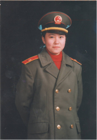 从报纸上,我看到了一幅女检察官的照片,那身帅气的检察制服在我