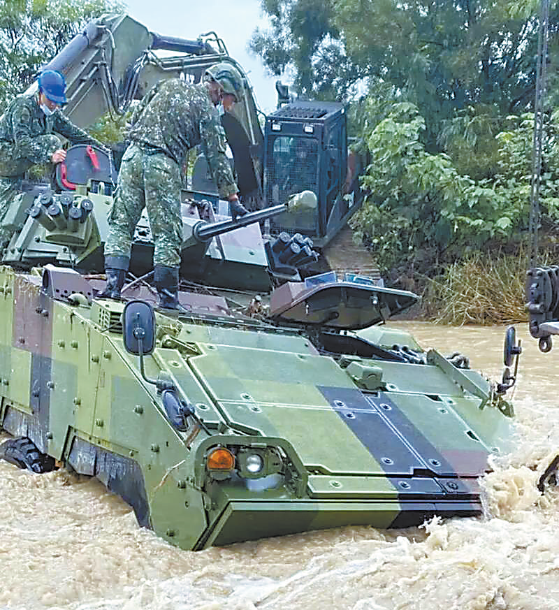 接连出丑?台军"云豹"装甲车卡溪水熄火,f-16v战机升空变"空中敞篷车"