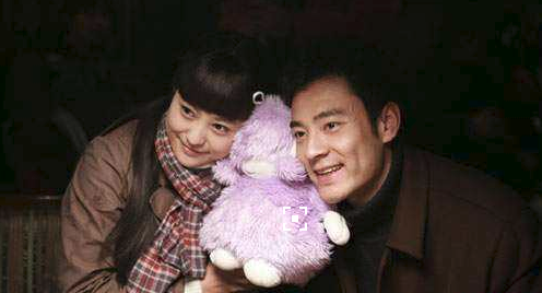 郝蕾一家外出庆生双胞胎儿子现身神秘男友也露面