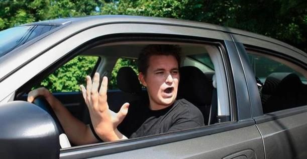 脾气再好逼成路怒症,这种司机就该罚