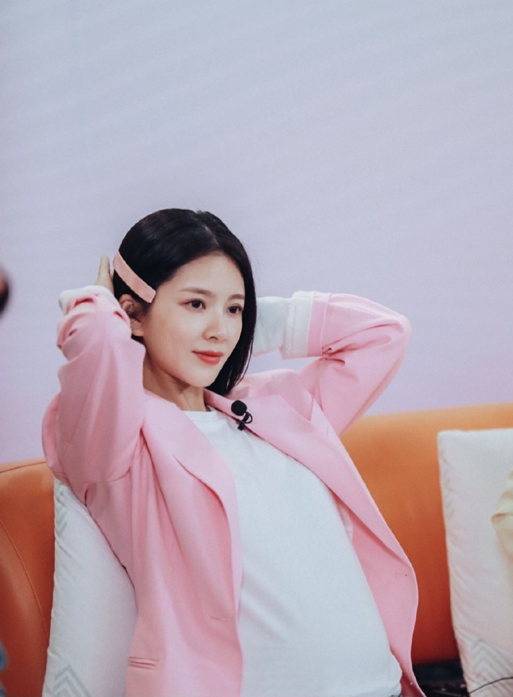 王灿身材恢复真及时和杜淳拍七夕大片美翻造型有韩风氛围感