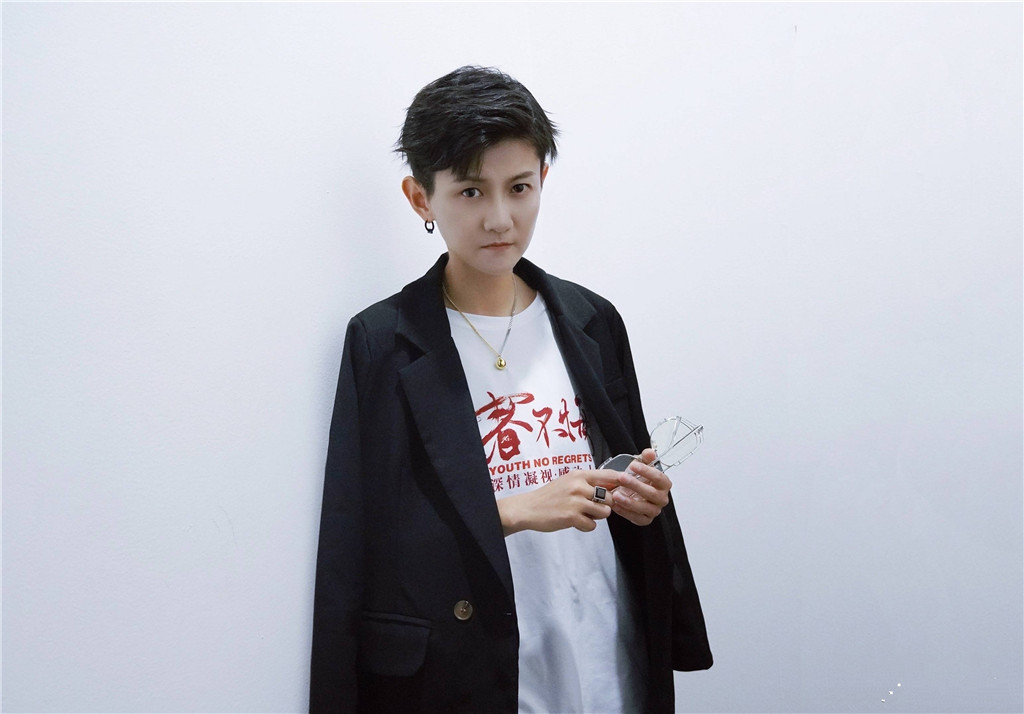 《披荆斩棘的哥哥》白举纲引众星打call，快男8强只缺华晨宇欧豪休闲区蓝鸢梦想 - Www.slyday.coM