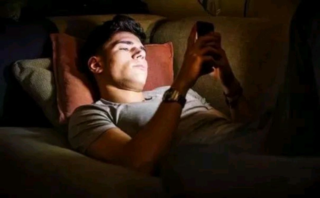 晚上睡前总是躺着玩手机会怎样？久而久之，或会产生5个伤害休闲区蓝鸢梦想 - Www.slyday.coM