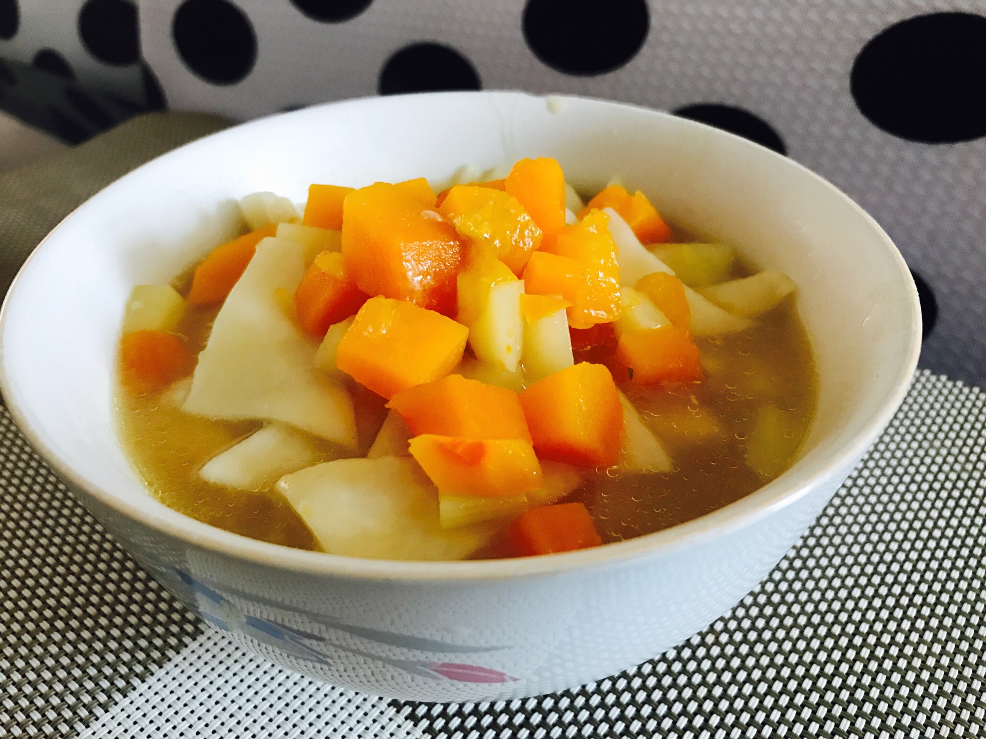 软糯清甜丝丝入味的南瓜炖土豆端上餐桌全家人皆爱吃