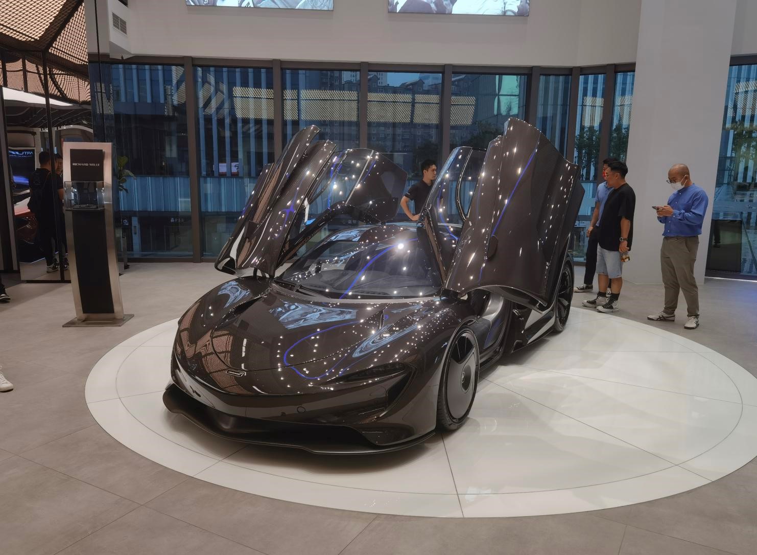 外观方面,speedtail一改以往复杂的空气动力学性能外观