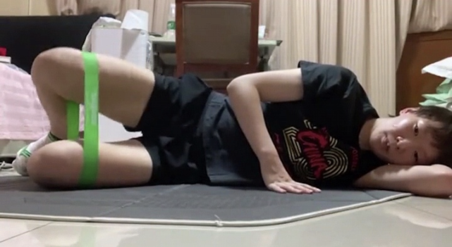 乒乓队员健身花样多！孙颖莎许昕利用矿泉水，马龙樊振东终于出镜休闲区蓝鸢梦想 - Www.slyday.coM