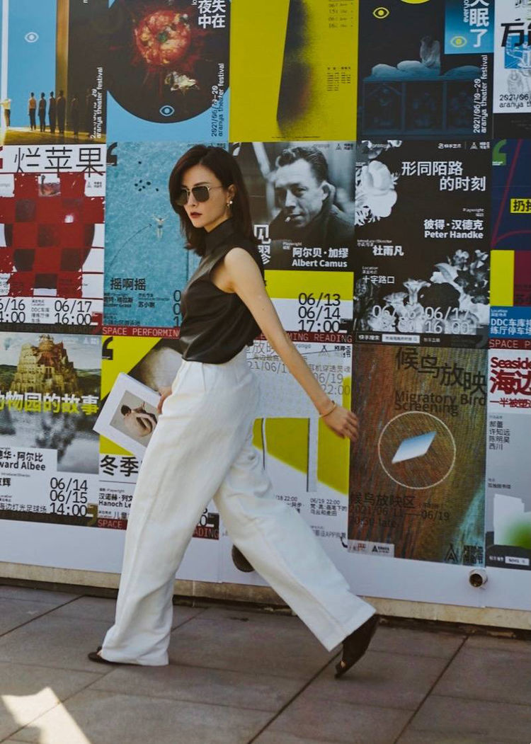 刘孜美得惊艳,43岁穿无袖修身针织裙优雅迷人,状态不输小姑娘