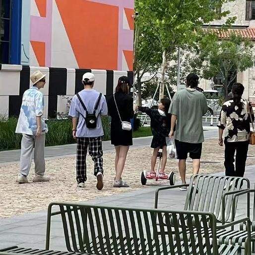 戚薇一家三口被偶遇,6岁lucky单脚踩平衡车扮酷,晒得比李承铉黑休闲区蓝鸢梦想 - Www.slyday.coM 戚薇一家三口被偶遇,6岁lucky单脚踩平衡车扮酷,晒得比李承铉黑休闲区蓝鸢梦想 - Www.slyday.coM