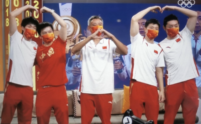 乒乓队员健身花样多！孙颖莎许昕利用矿泉水，马龙樊振东终于出镜休闲区蓝鸢梦想 - Www.slyday.coM