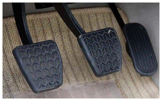 手动挡汽车,离合,刹车能同时踩吗?车主:驾校可不是教的