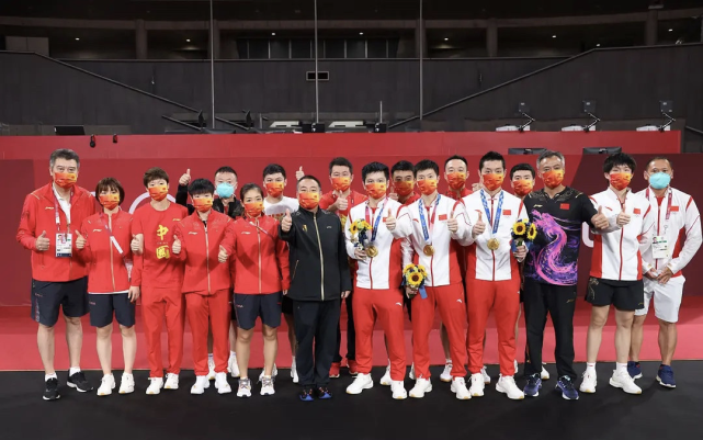 乒乓队员健身花样多！孙颖莎许昕利用矿泉水，马龙樊振东终于出镜休闲区蓝鸢梦想 - Www.slyday.coM