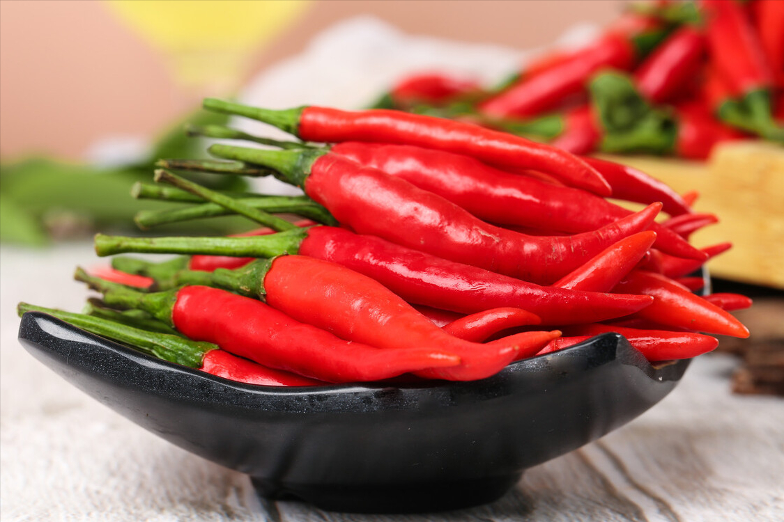 1,我们在买小米椒的时候,一定要选择新鲜的,看上去颜色红亮有光泽