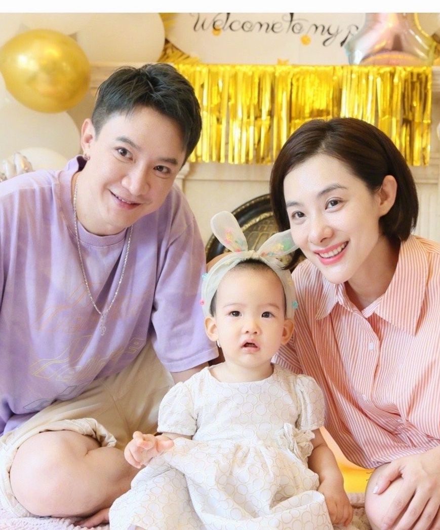 刘璇罕见地在社交平台上发出了自己一家四口的照片,儿子和女儿非常小