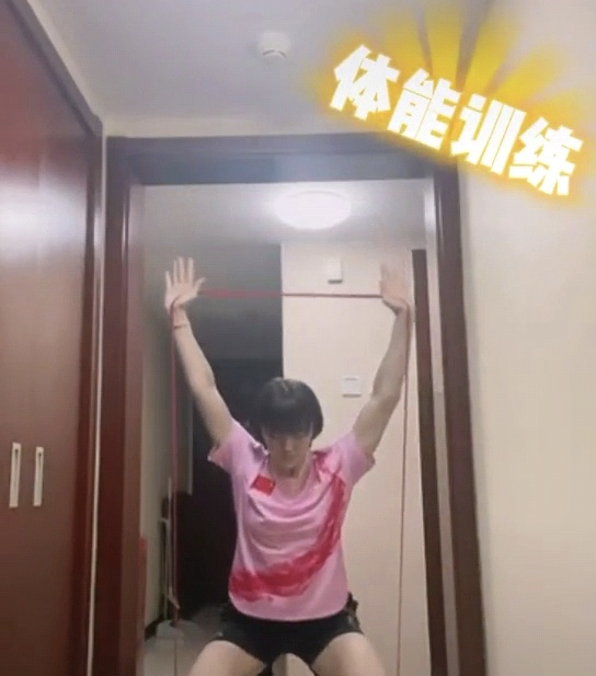 乒乓队员健身花样多！孙颖莎许昕利用矿泉水，马龙樊振东终于出镜休闲区蓝鸢梦想 - Www.slyday.coM