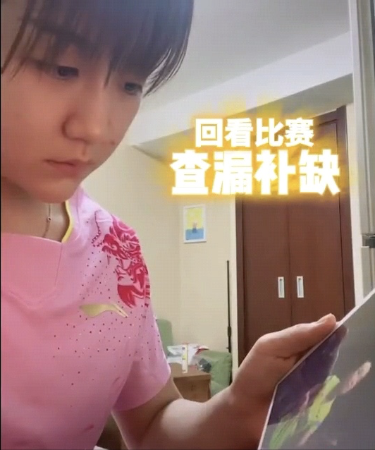 乒乓队员健身花样多！孙颖莎许昕利用矿泉水，马龙樊振东终于出镜休闲区蓝鸢梦想 - Www.slyday.coM