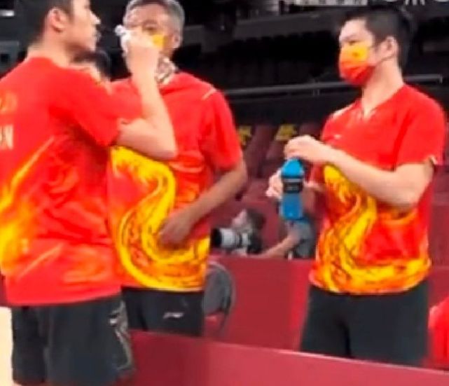 乒乓队员健身花样多！孙颖莎许昕利用矿泉水，马龙樊振东终于出镜休闲区蓝鸢梦想 - Www.slyday.coM