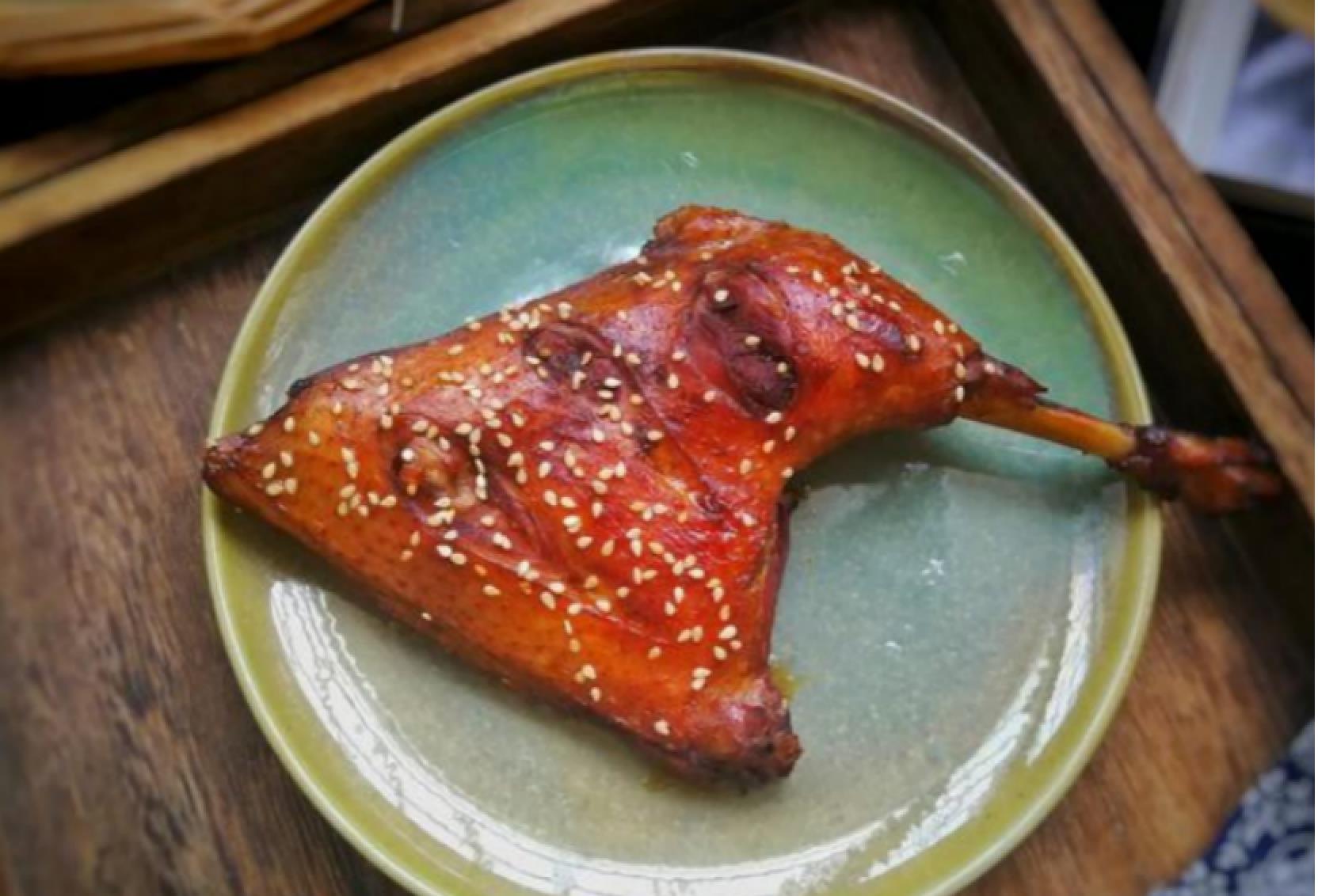 鸭子不要再炖汤喝了,鸭腿烤着吃,营养美味,醇香绵密