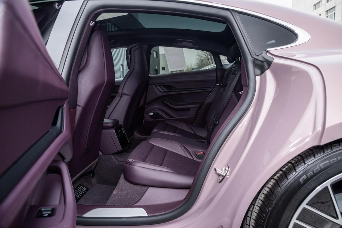 空间部分,taycan车长虽有4963mm,轴距也达到了2900mm,但实际的后排