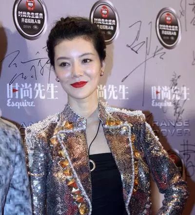 山西首富前妻车晓近照曝光身体暴瘦脸部僵硬至今无人要