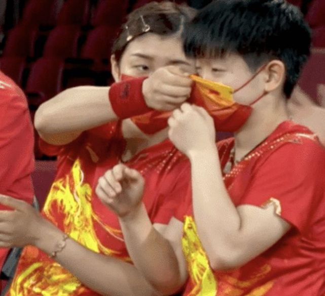 乒乓队员健身花样多！孙颖莎许昕利用矿泉水，马龙樊振东终于出镜休闲区蓝鸢梦想 - Www.slyday.coM