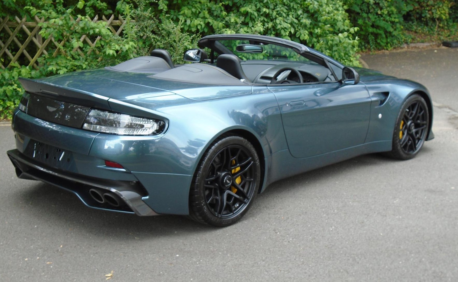 价值140万美元罕见的阿斯顿马丁v12敞篷正在出售