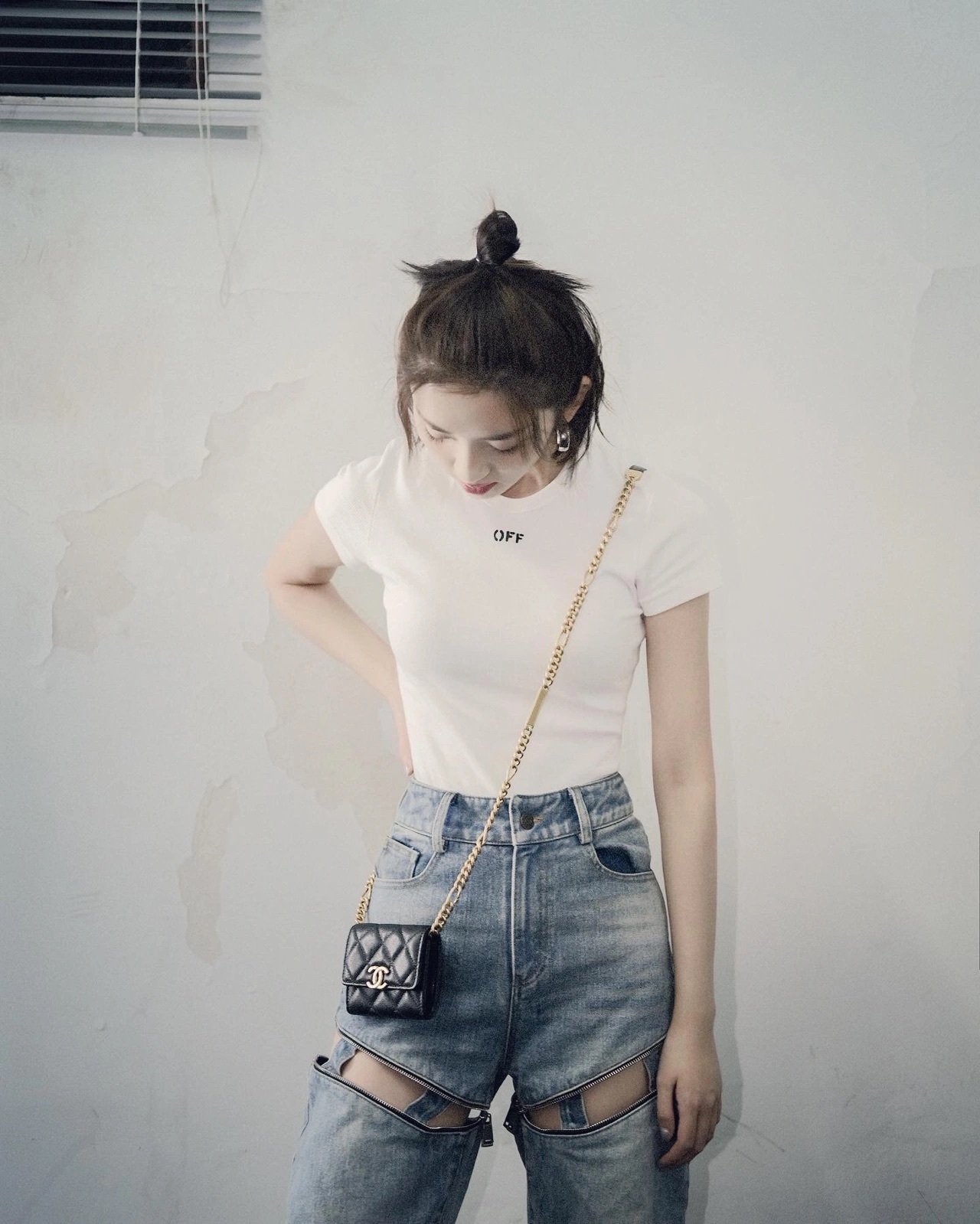 唐艺昕白色短t搭配断截式设计牛仔裤五官精致半丸子头太可爱了