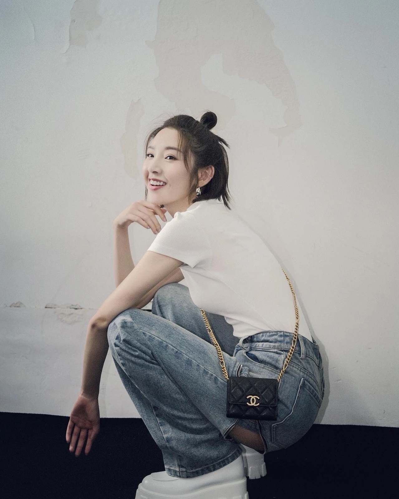 唐艺昕白色短t搭配断截式设计牛仔裤五官精致半丸子头太可爱了