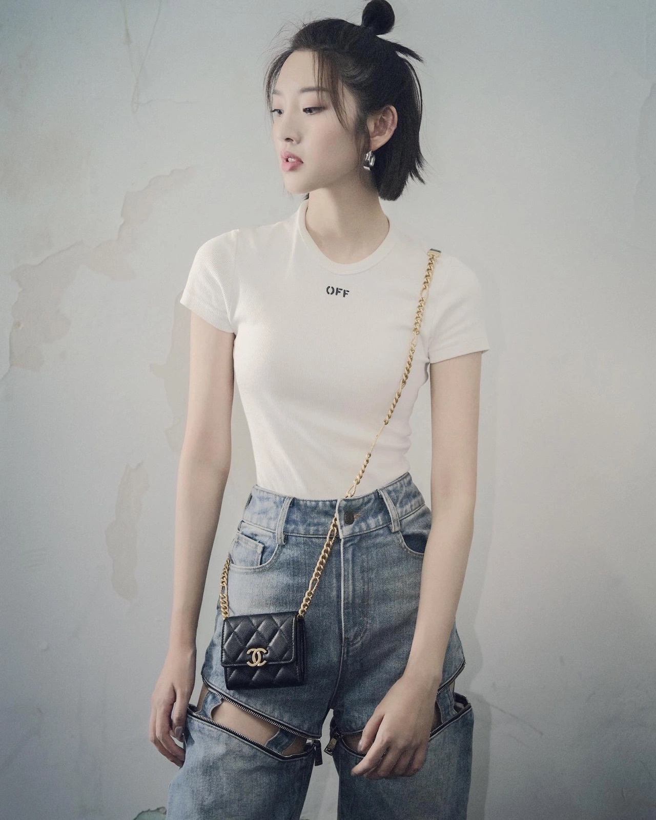 唐艺昕白色短t搭配断截式设计牛仔裤五官精致半丸子头太可爱了