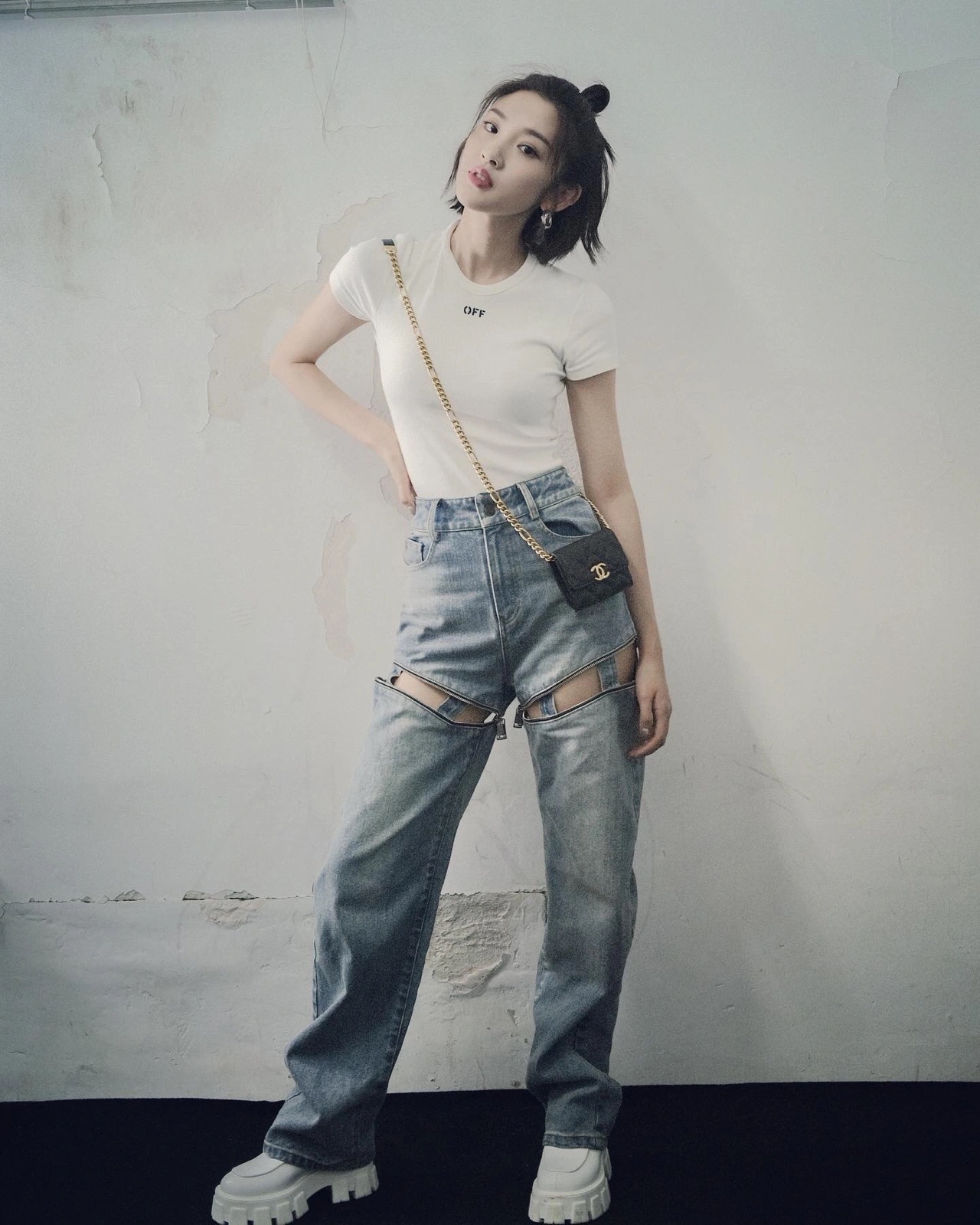 唐艺昕白色短t搭配断截式设计牛仔裤五官精致半丸子头太可爱了