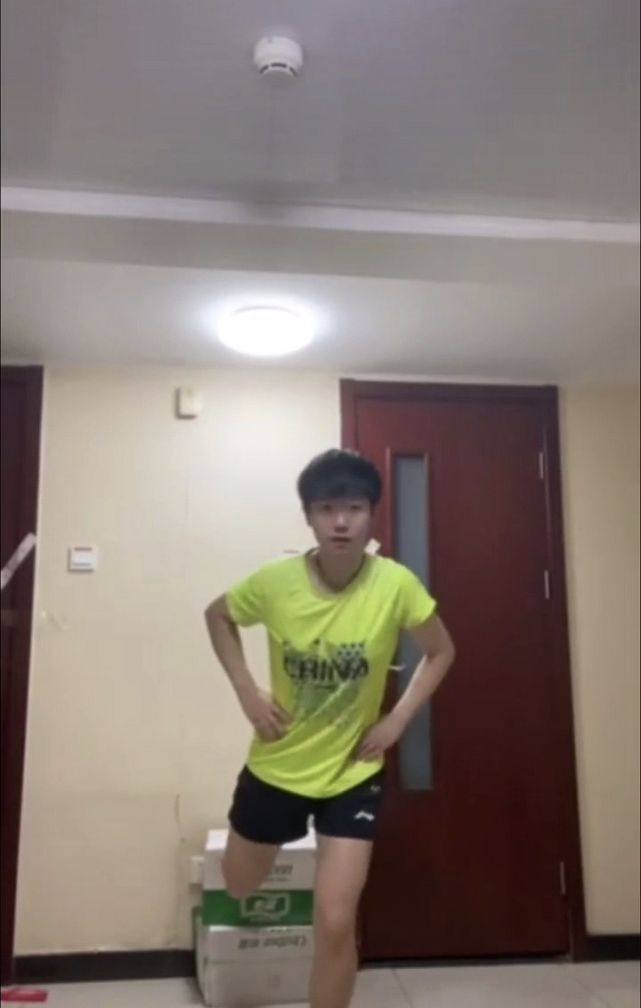 乒乓队员健身花样多！孙颖莎许昕利用矿泉水，马龙樊振东终于出镜休闲区蓝鸢梦想 - Www.slyday.coM