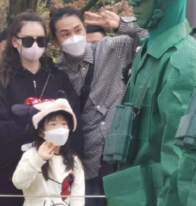 戚薇一家三口被偶遇,6岁lucky单脚踩平衡车扮酷,晒得比李承铉黑休闲区蓝鸢梦想 - Www.slyday.coM 戚薇一家三口被偶遇,6岁lucky单脚踩平衡车扮酷,晒得比李承铉黑休闲区蓝鸢梦想 - Www.slyday.coM