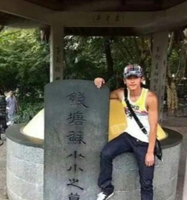 张哲瀚事件发酵!网友扒出大量细节:坐坟墓边拍照,发情侣拥抱图休闲区蓝鸢梦想 - Www.slyday.coM 张哲瀚事件发酵!网友扒出大量细节:坐坟墓边拍照,发情侣拥抱图休闲区蓝鸢梦想 - Www.slyday.coM