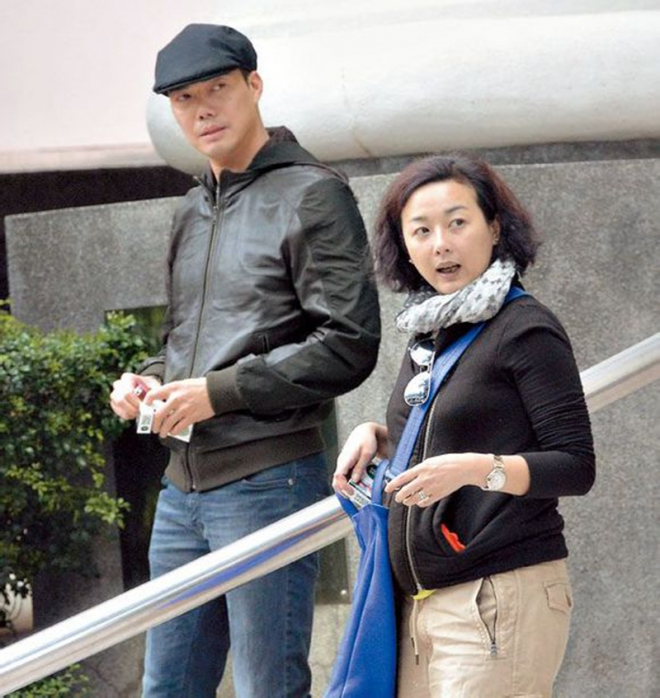 谢天华的妻子原来长这样没有明星的脸蛋与身材却带着气质