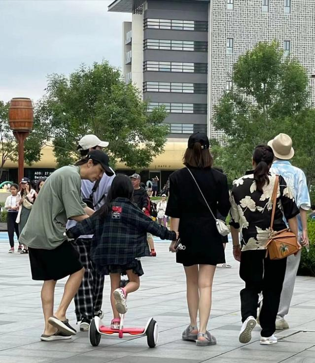 戚薇一家三口被偶遇,6岁lucky单脚踩平衡车扮酷,晒得比李承铉黑休闲区蓝鸢梦想 - Www.slyday.coM 戚薇一家三口被偶遇,6岁lucky单脚踩平衡车扮酷,晒得比李承铉黑休闲区蓝鸢梦想 - Www.slyday.coM