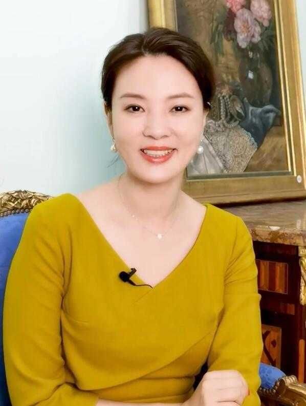 刘芳菲不愧是央视"气质"主持,穿黄色连衣裙端庄优雅,太漂亮了