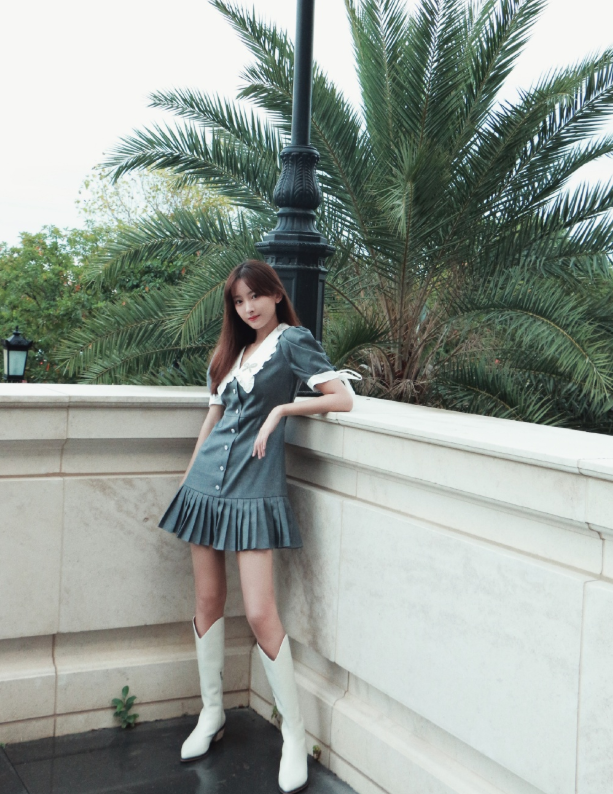 代文雯为运动健儿加油,穿小飞象t恤青春洋溢,尽显元气