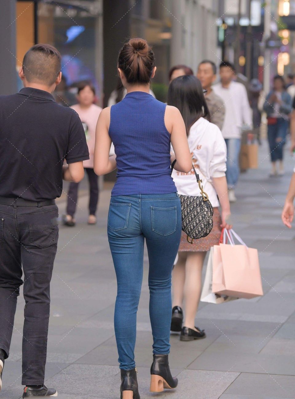 又酷又帅的穿搭,牛仔裤配马丁靴,时尚洋气又显高挑身材|马丁靴|牛仔裤