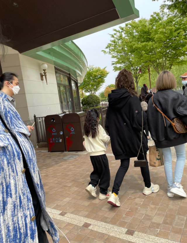 戚薇一家三口被偶遇,6岁lucky单脚踩平衡车扮酷,晒得比李承铉黑休闲区蓝鸢梦想 - Www.slyday.coM 戚薇一家三口被偶遇,6岁lucky单脚踩平衡车扮酷,晒得比李承铉黑休闲区蓝鸢梦想 - Www.slyday.coM