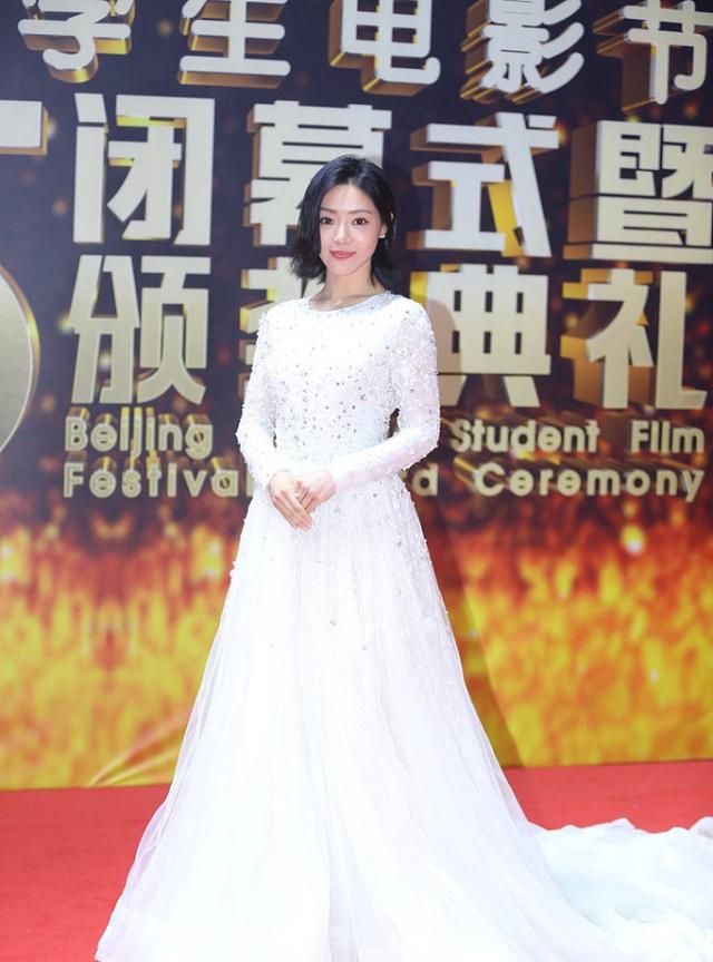"唐悠悠"邓家佳气质真不赖,穿白色镶钻小礼裙,华丽而又高贵