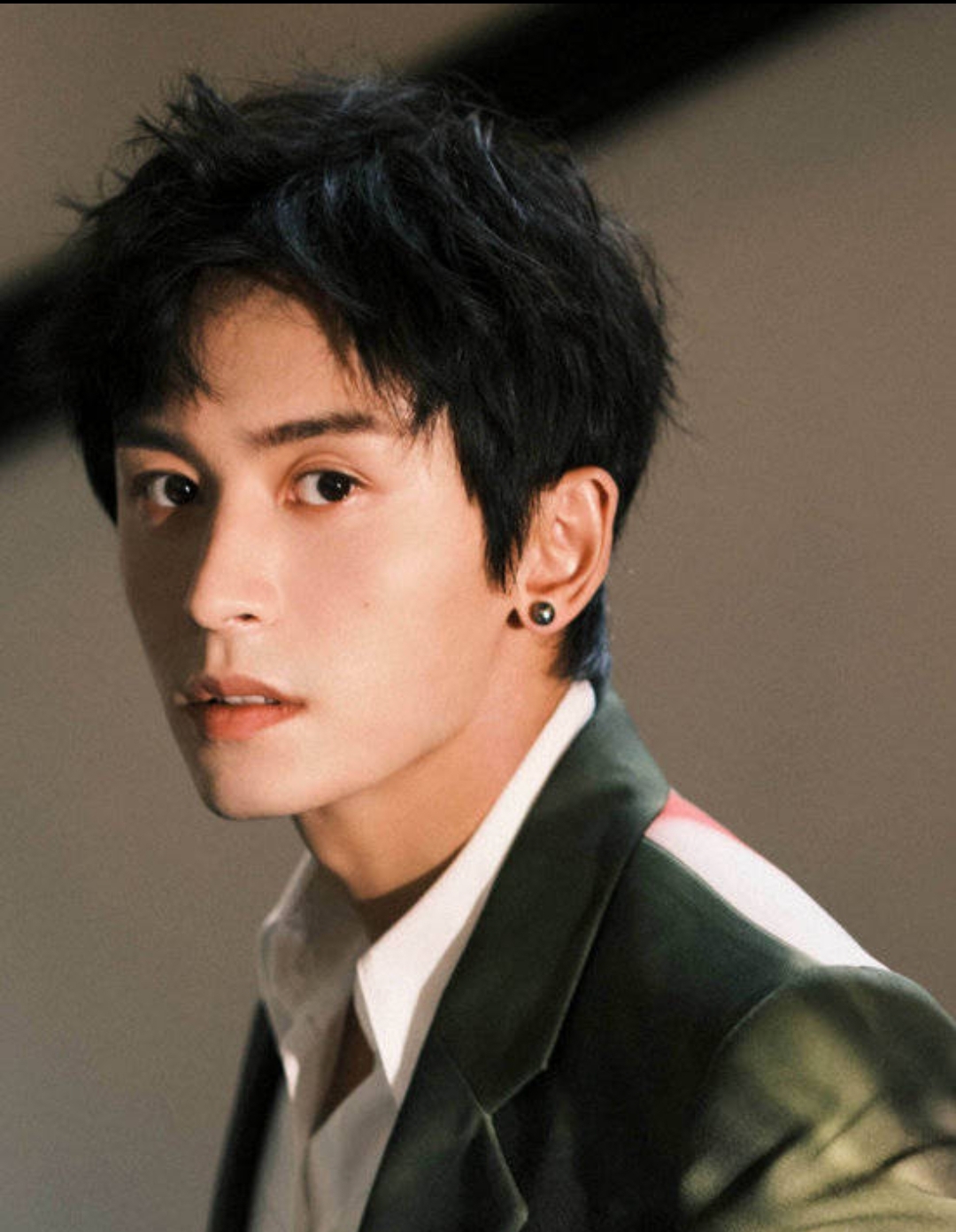 张哲瀚草率道歉不值得被原谅,无知不是挡箭牌,明星要为行为负责