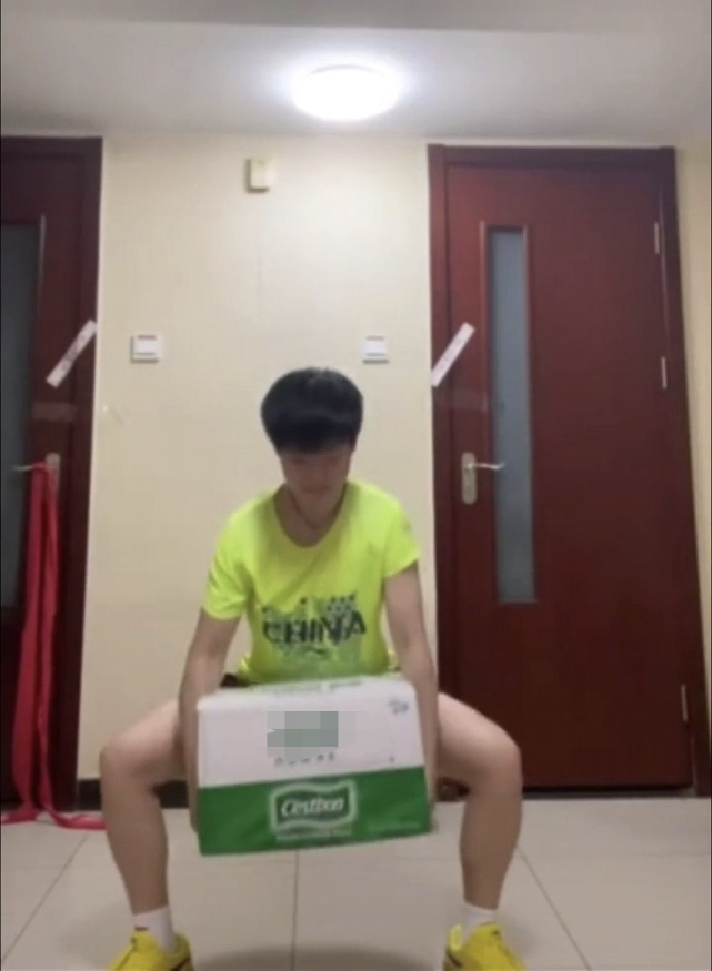 乒乓队员健身花样多！孙颖莎许昕利用矿泉水，马龙樊振东终于出镜休闲区蓝鸢梦想 - Www.slyday.coM