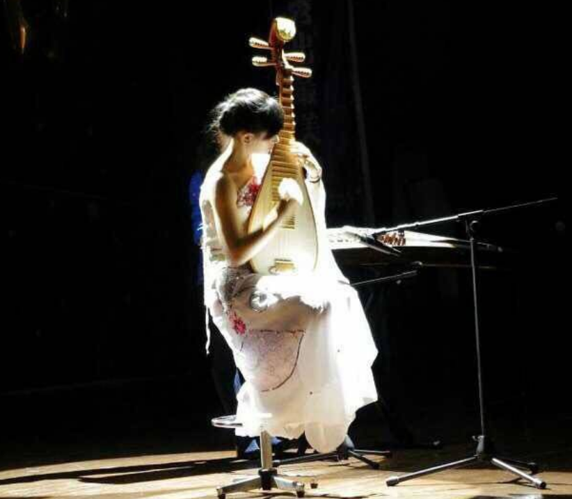 可见这位"小琵琶"家境优渥,是霍尊所说的能配得上的家世,这也就解释了