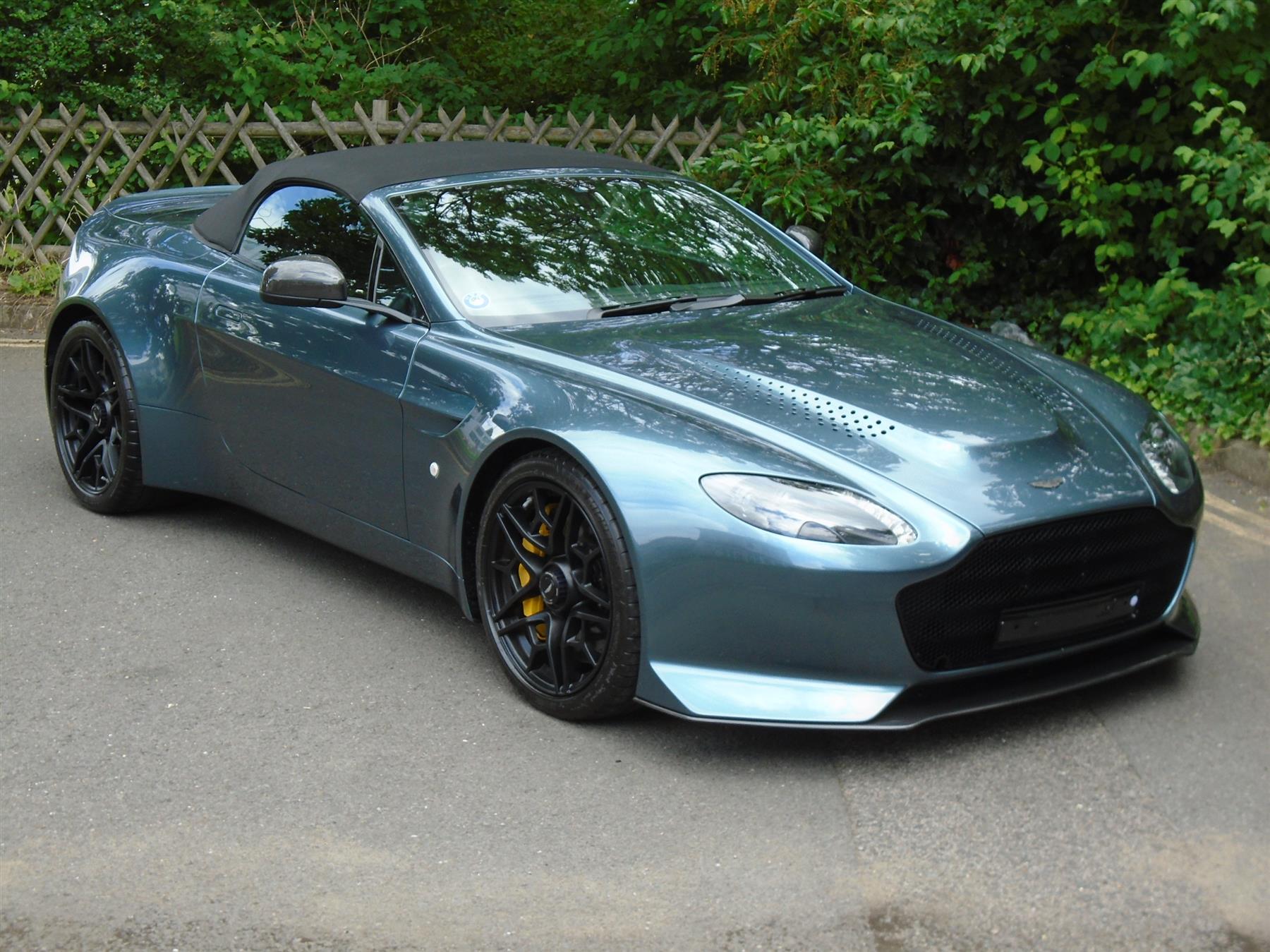 价值140万美元罕见的阿斯顿马丁v12敞篷正在出售