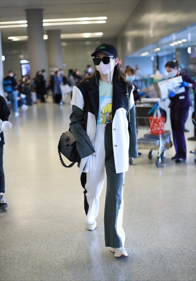 戚薇一家三口被偶遇,6岁lucky单脚踩平衡车扮酷,晒得比李承铉黑休闲区蓝鸢梦想 - Www.slyday.coM 戚薇一家三口被偶遇,6岁lucky单脚踩平衡车扮酷,晒得比李承铉黑休闲区蓝鸢梦想 - Www.slyday.coM