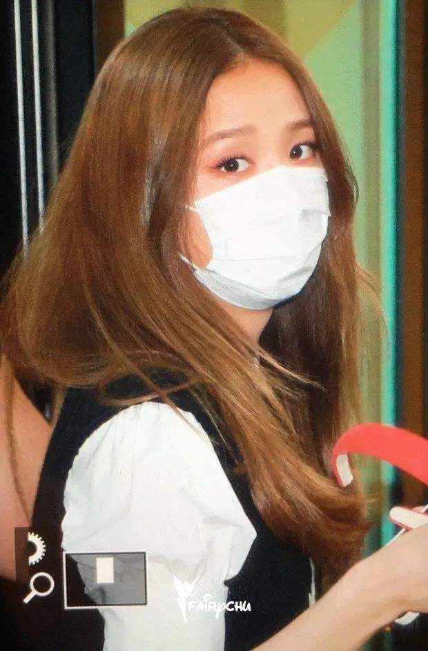 另外,智秀的浅褐色头发在几天前就成为了话题,发色突显了智秀白皙的