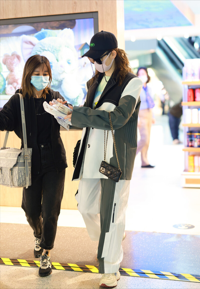 戚薇一家三口被偶遇,6岁lucky单脚踩平衡车扮酷,晒得比李承铉黑休闲区蓝鸢梦想 - Www.slyday.coM 戚薇一家三口被偶遇,6岁lucky单脚踩平衡车扮酷,晒得比李承铉黑休闲区蓝鸢梦想 - Www.slyday.coM