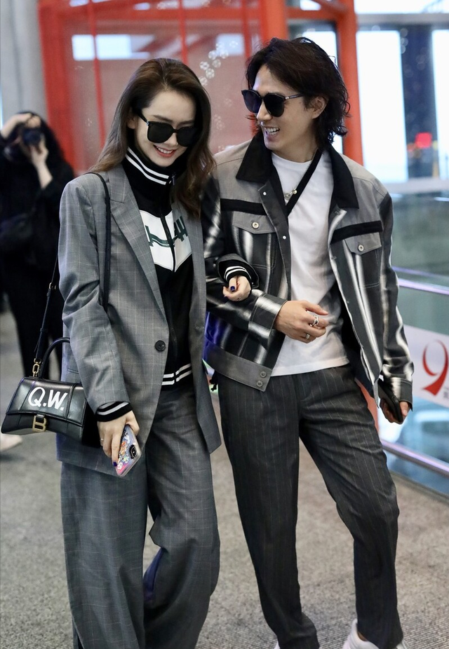 戚薇一家三口被偶遇,6岁lucky单脚踩平衡车扮酷,晒得比李承铉黑休闲区蓝鸢梦想 - Www.slyday.coM 戚薇一家三口被偶遇,6岁lucky单脚踩平衡车扮酷,晒得比李承铉黑休闲区蓝鸢梦想 - Www.slyday.coM