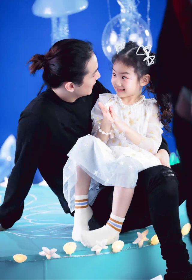 戚薇一家三口被偶遇,6岁lucky单脚踩平衡车扮酷,晒得比李承铉黑休闲区蓝鸢梦想 - Www.slyday.coM 戚薇一家三口被偶遇,6岁lucky单脚踩平衡车扮酷,晒得比李承铉黑休闲区蓝鸢梦想 - Www.slyday.coM