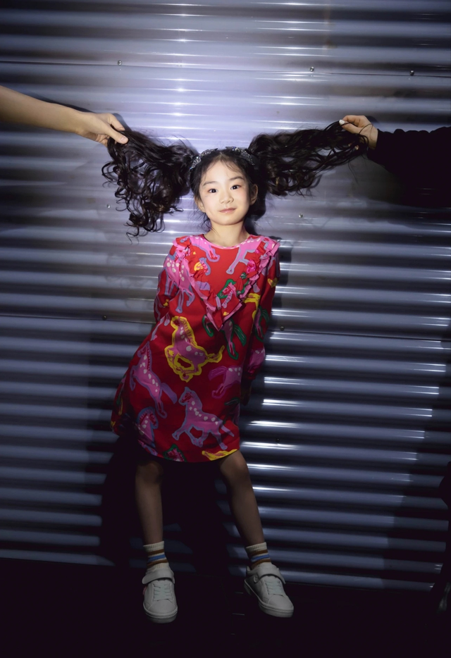 戚薇一家三口被偶遇,6岁lucky单脚踩平衡车扮酷,晒得比李承铉黑休闲区蓝鸢梦想 - Www.slyday.coM 戚薇一家三口被偶遇,6岁lucky单脚踩平衡车扮酷,晒得比李承铉黑休闲区蓝鸢梦想 - Www.slyday.coM