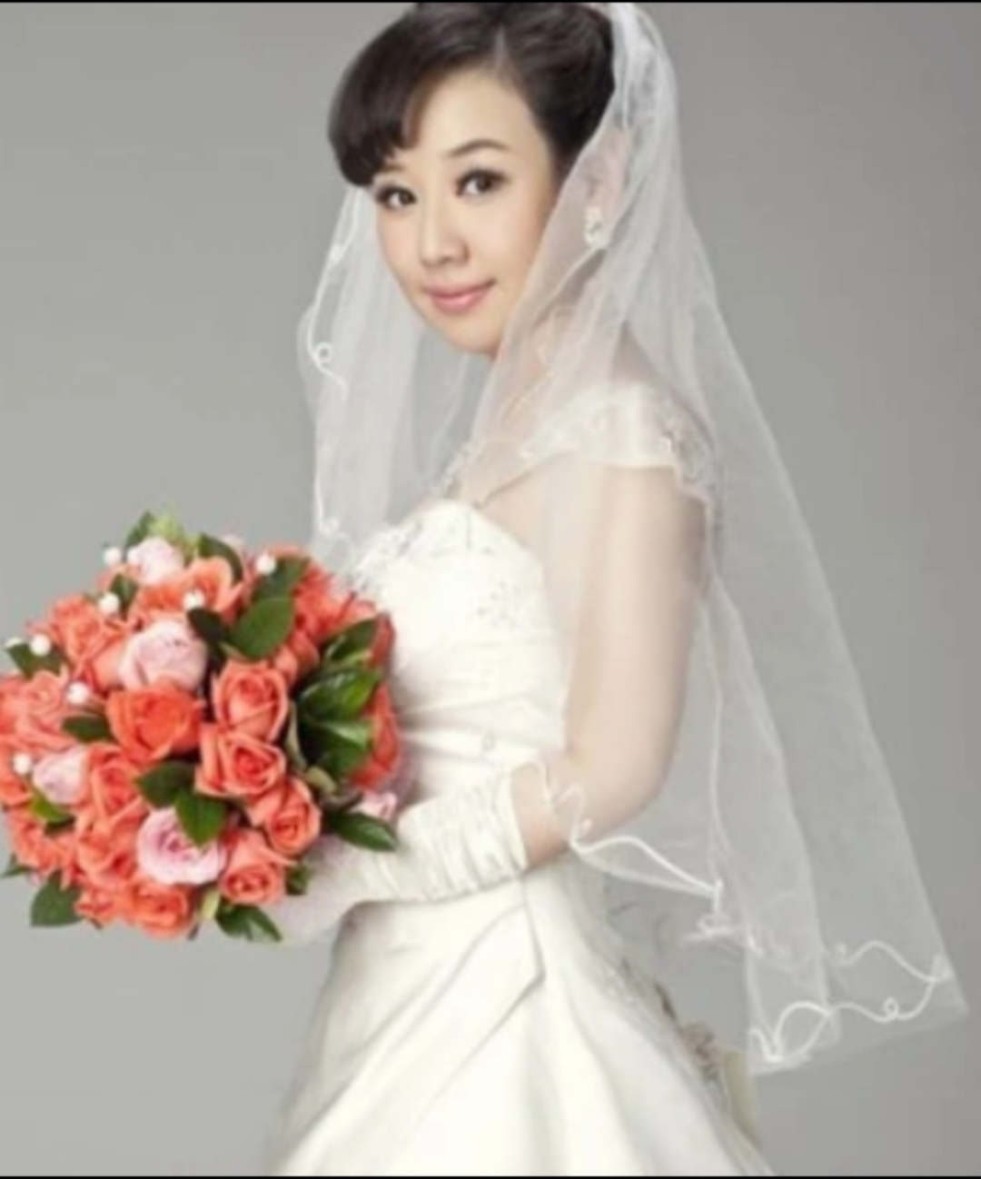 39岁关凌鸽子蛋戒指吸睛淡妆红裙显圆润网友发际线后移了